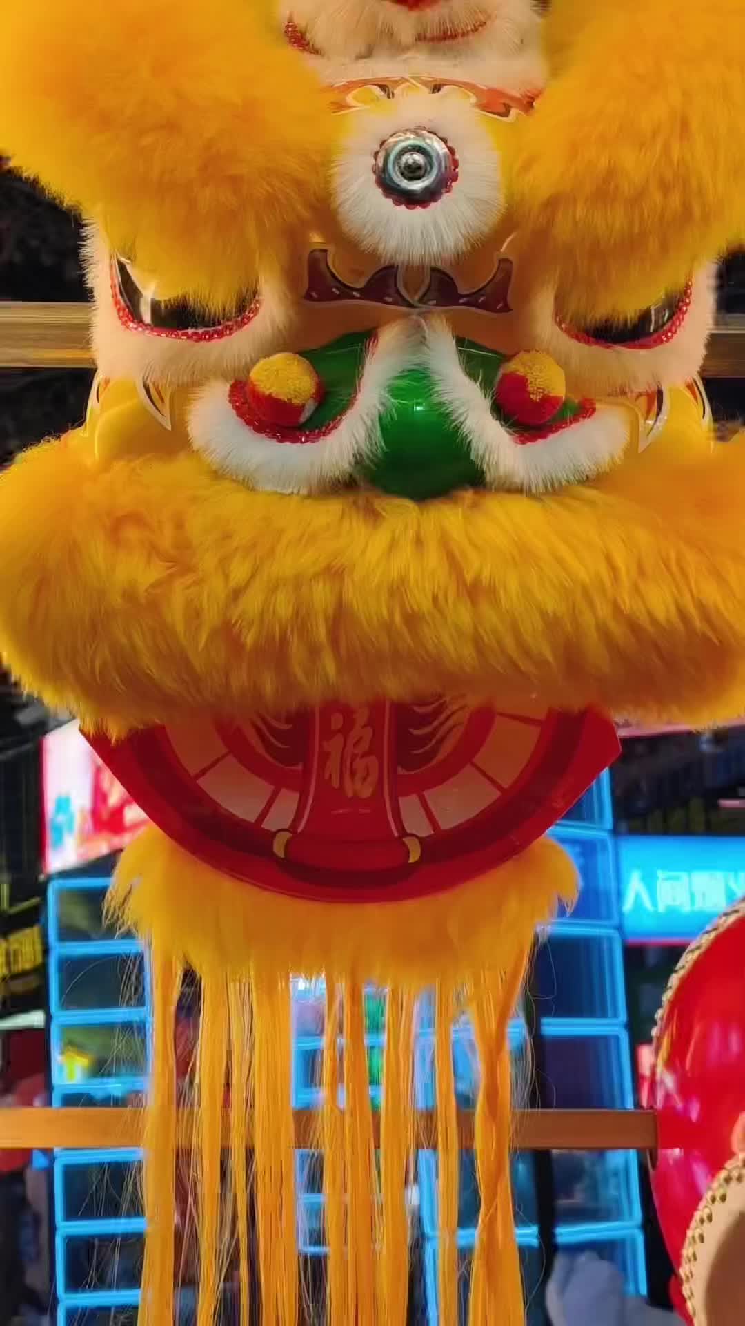 品美食、赏花灯……快来李村夜市拥有翻倍的快乐！