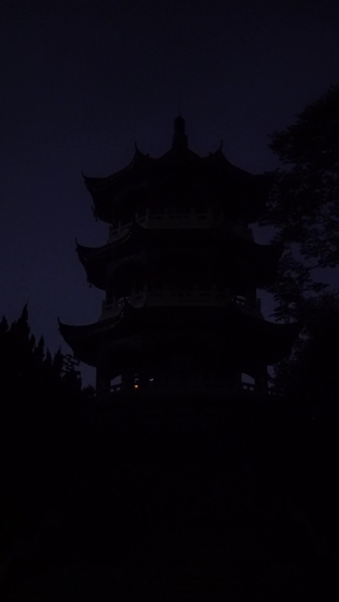 这个中秋，让我们来月湖公园，看揽月楼亮灯瞬间，打卡莱西的浪漫