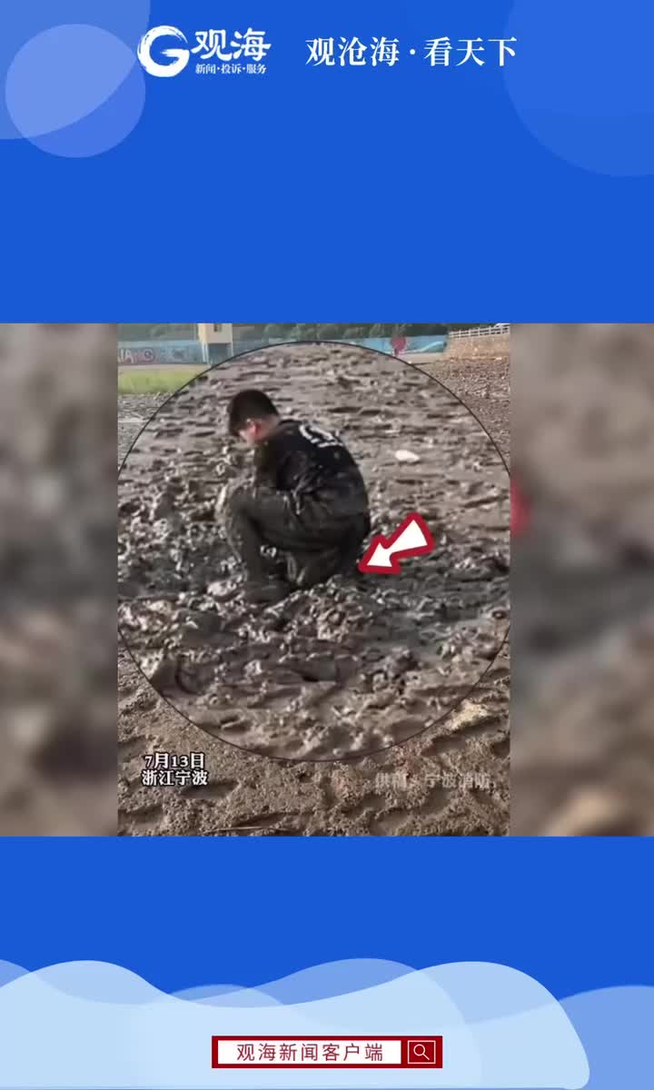 小男孩抓螃蟹陷入滩涂