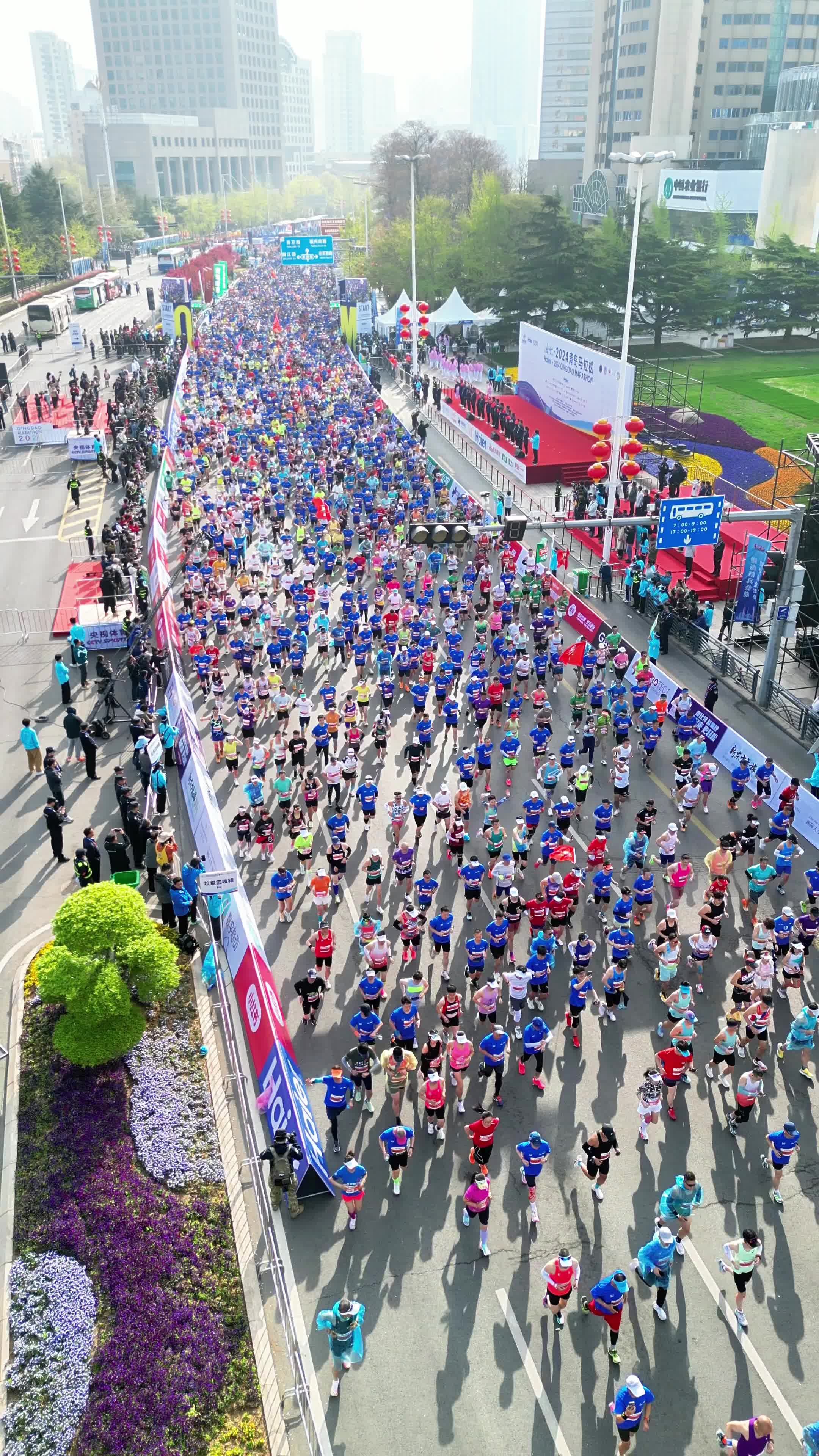 场面超震撼！4月21日，海尔·2024青岛马拉松鸣枪开跑