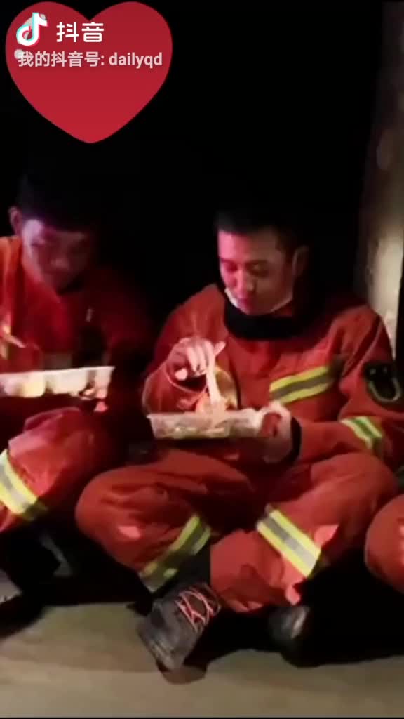 致敬英雄！小珠山山火！奋战24小时的消防队员们抽空吃饭！